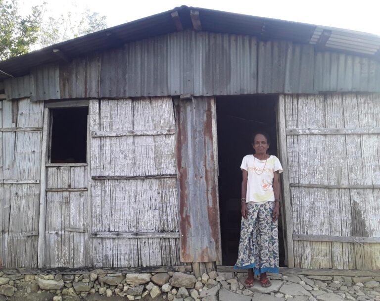 Tinan 24 Ona Inan  Faluk Delfina Sunu De’it Lilin