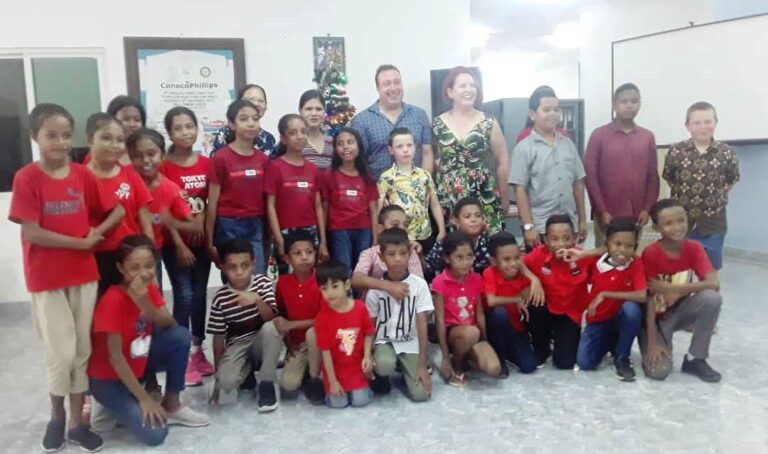 Embaixadór Austrália Ho Nia Família Fó Prezente Natál Ba Ki’ik Oan Sira