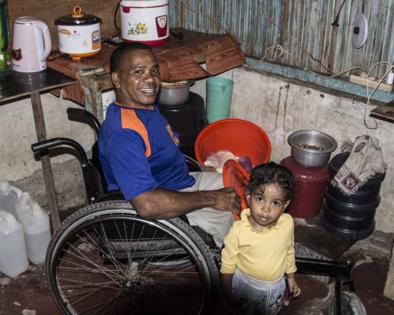 Defisiénsia Fíziku Ho Nia Família Foos Laiha Ona, Bainhira Serka Sanitária Ne’e remata