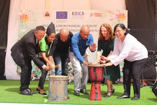 Mercy Corps-UE Ho KOICA Loke Festival Loron Mundial Ambiente Dedikadu Uza-Plastiku Responsavel