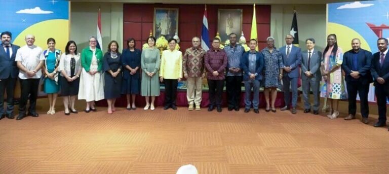 Horta Parabeniza Povu Tailándia Selebra Loron Nasionál Hailandar